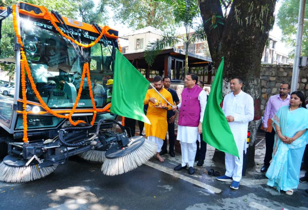 सीएम धामी ने किया नगर निगम द्वारा संचालित वैक्यूम बेस्ड रोड़ स्वीपिंग मशीन का फ्लैग ऑफ